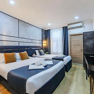 La Pazza Hotel